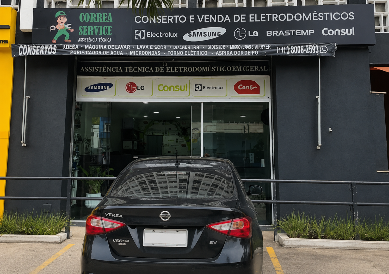 Fachada da Correa Service com estacionamento na porta